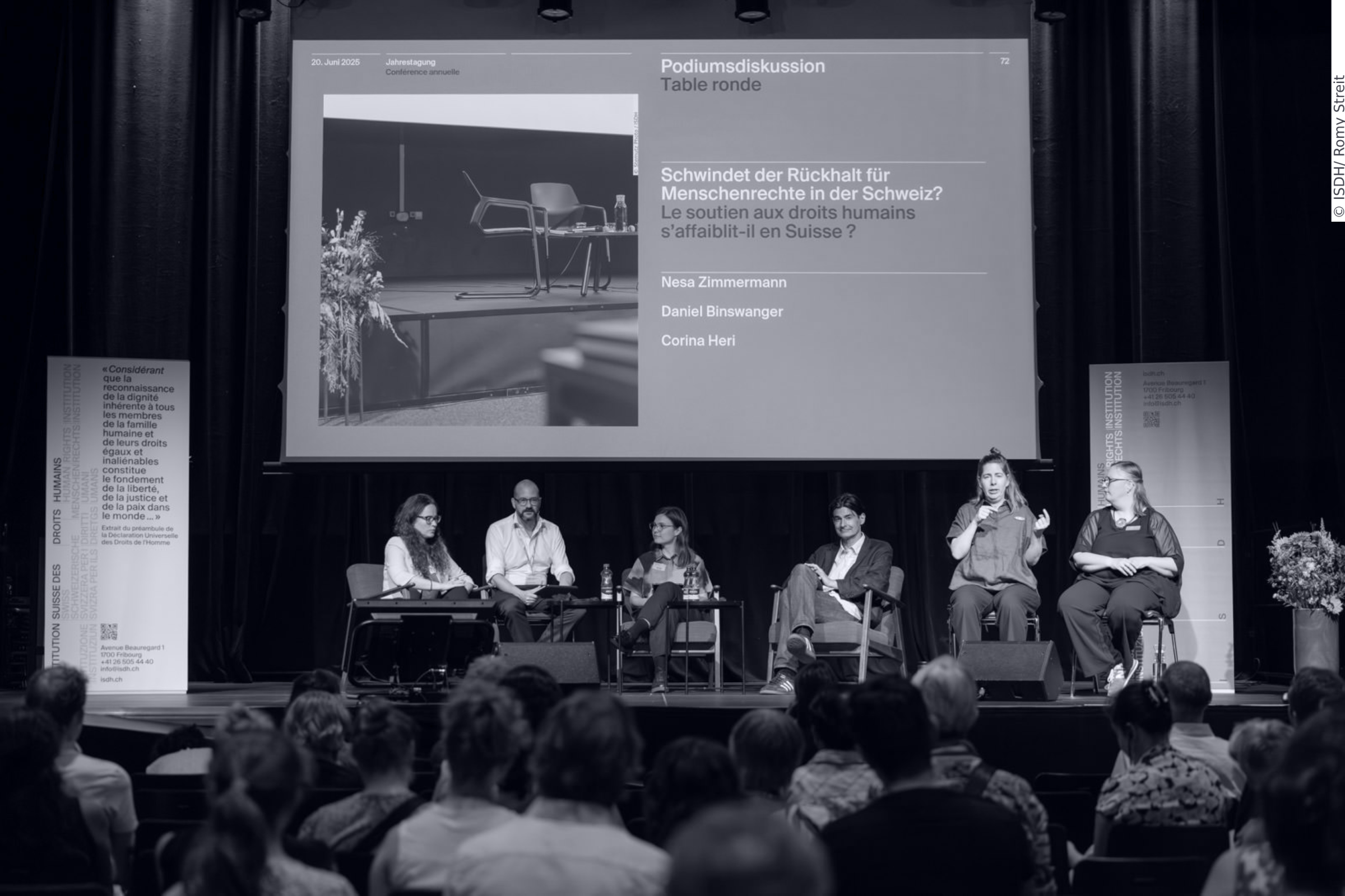 Four participants of the annual conernece of the Swiss Human Rights Institution in Olten are having a panel discussion while being translated by two other women.